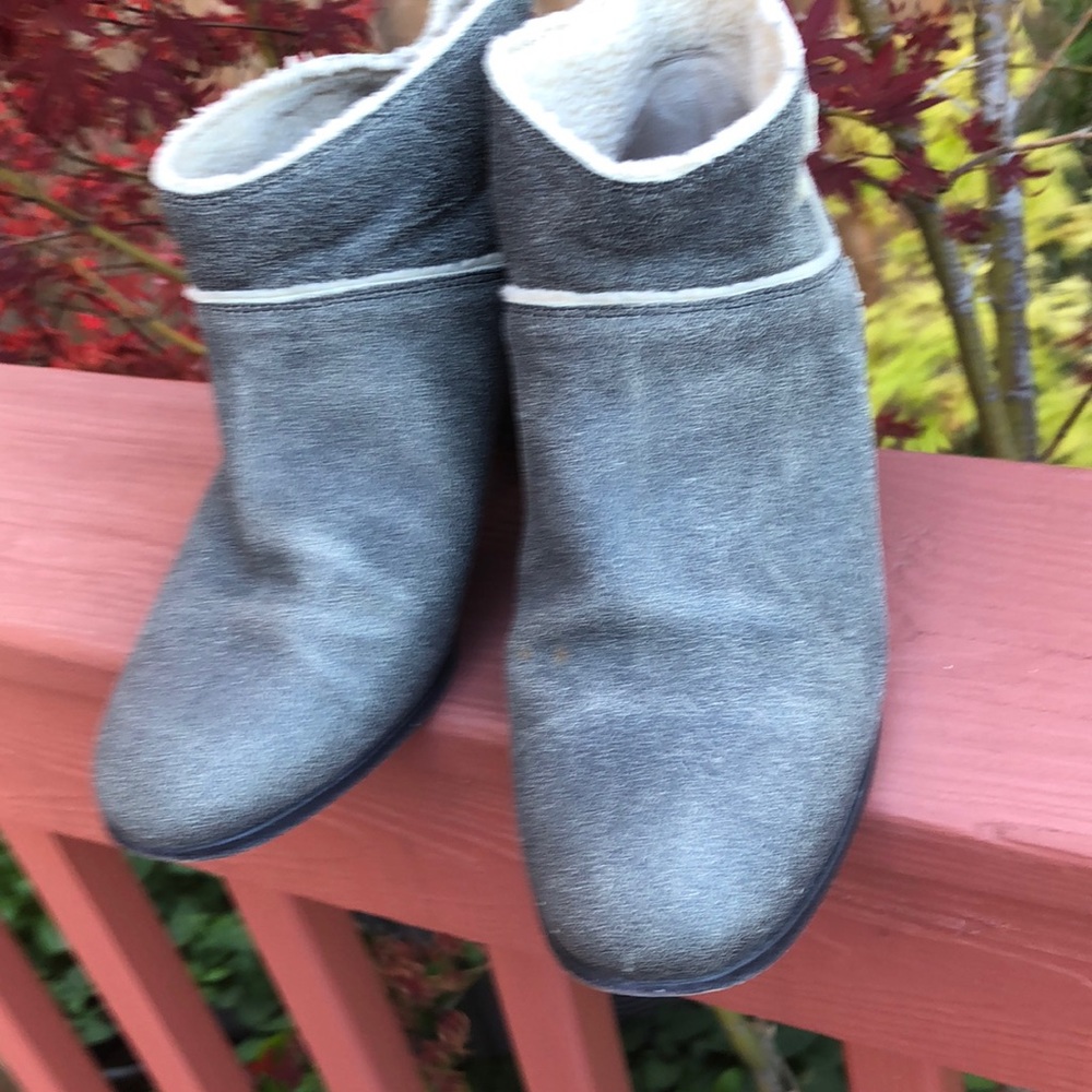 CHANEL grey leather ankle boots size 70, heels 1.5”
